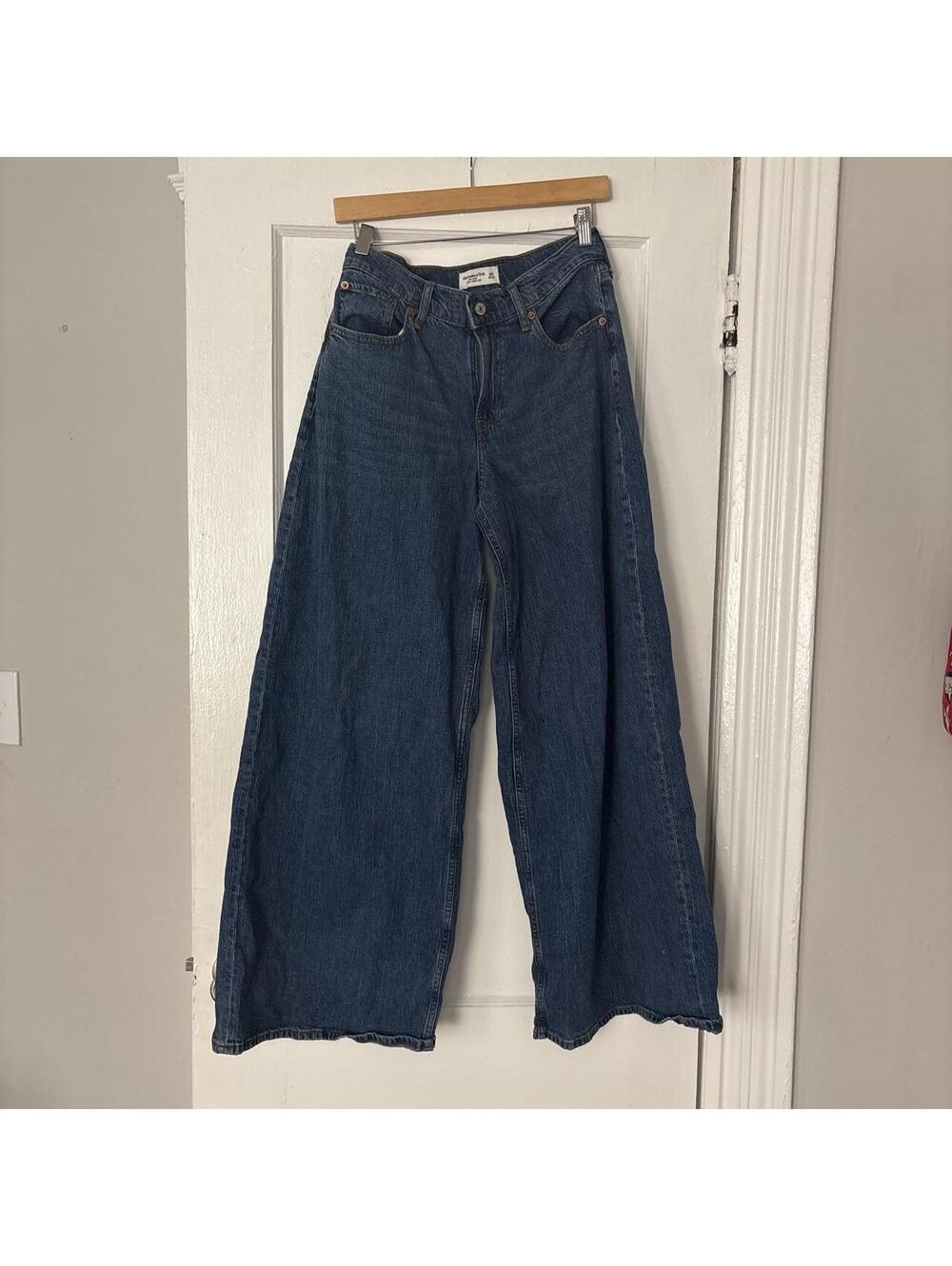 Abercrombie & Fitch Women's Blue and Navy Jeans